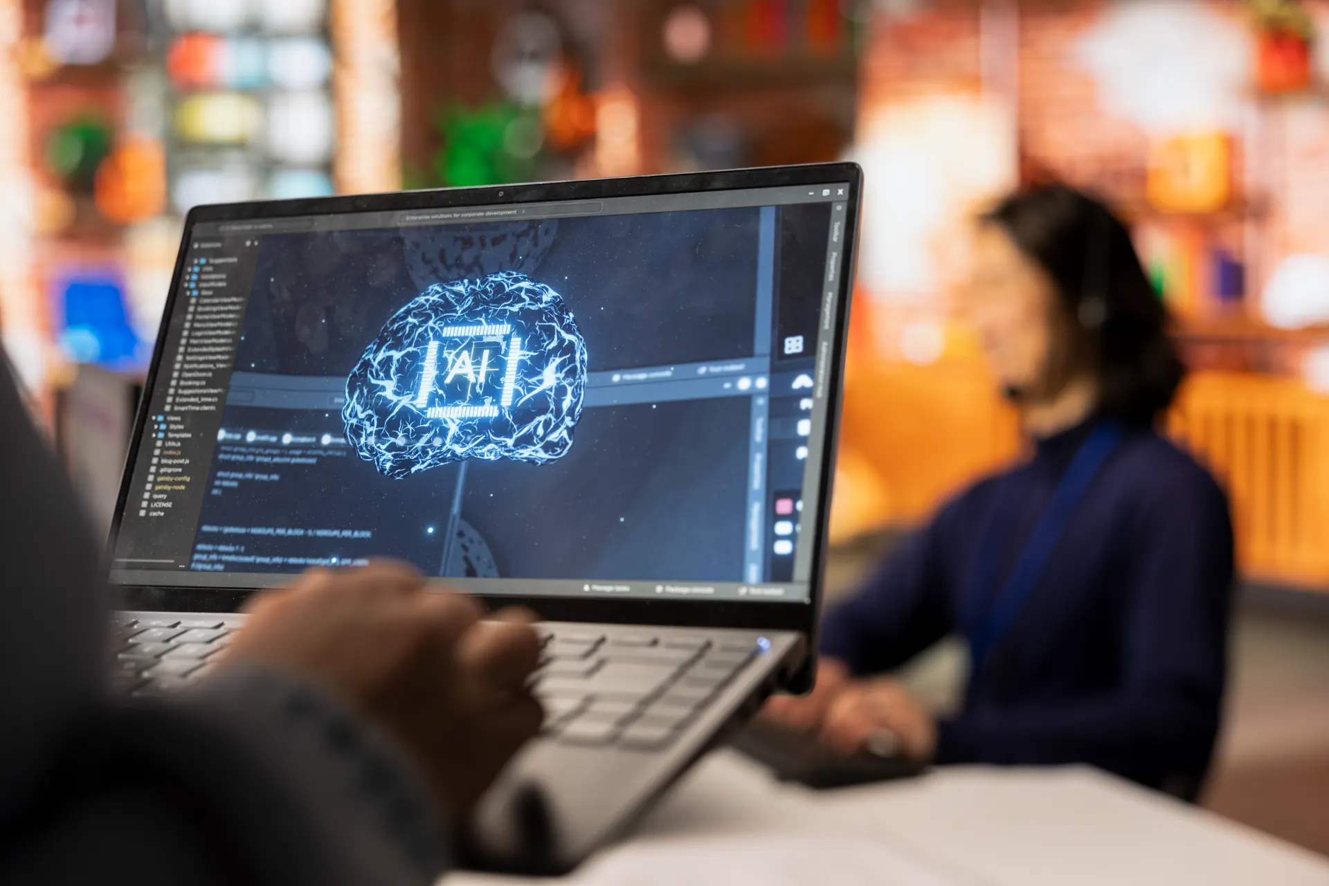 Profissional usando notebook com interface de software exibindo um cérebro em estilo holográfico de IA, em ambiente de trabalho, simbolizando Inteligência Artificial no Mercado de Trabalho e profissões em alta em 2026.