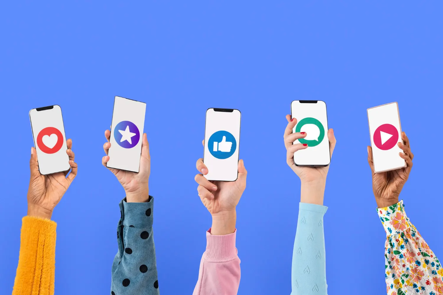 Pessoas segurando celulares com ícones de redes sociais na tela, como coração, estrela, like e logotipo do WhatsApp, em fundo azul. Imagem sobre marketing pessoal e autoridade online