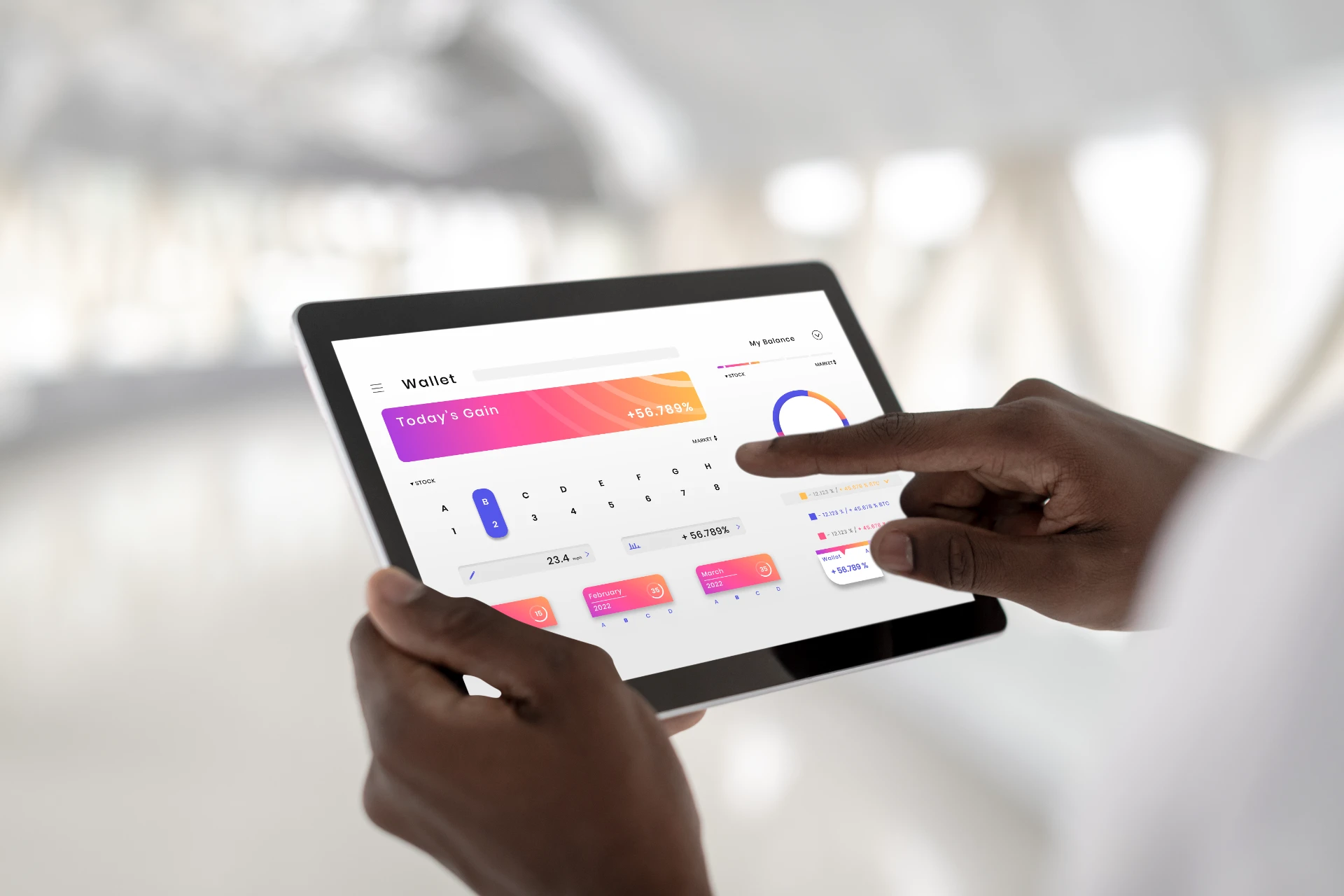 Pessoa segurando um tablet com dashboard de métricas de marketing digital, gráficos e indicadores de desempenho para acompanhar resultados e tomar decisões.