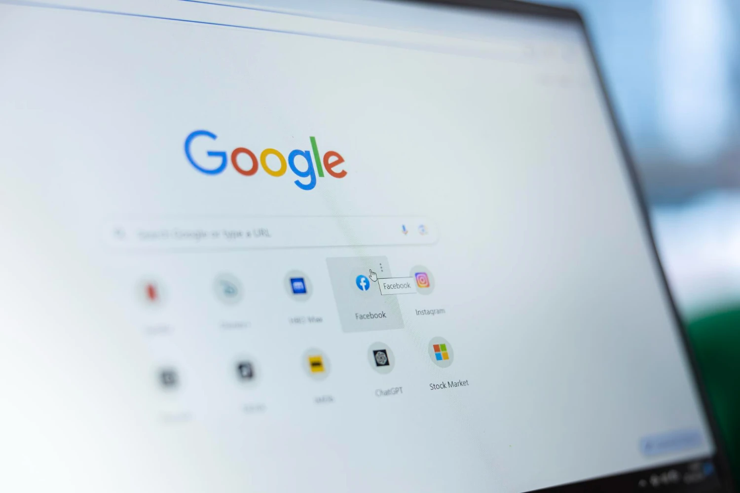 Tela de computador com logo do Google e ícones de plataformas de anúncios como Facebook e Instagram, sugerindo comparação de Google Ads e Meta Ads para investir primeiro e gerar mais vendas em 2026.