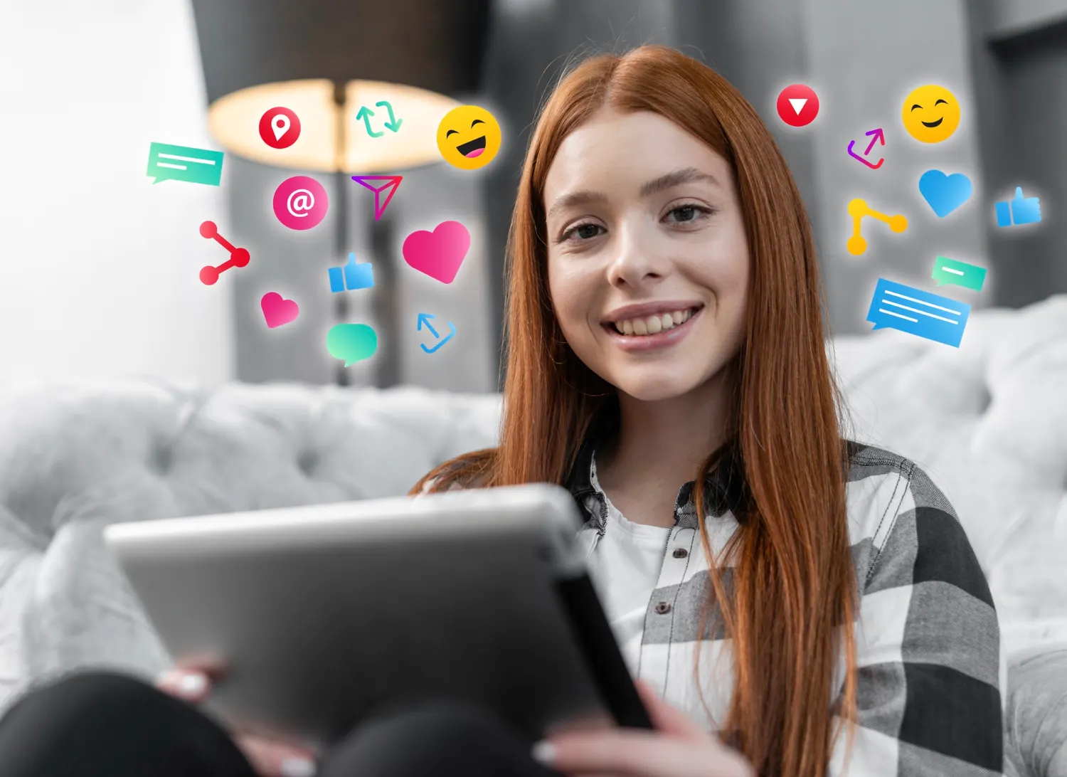 Jovem sorrindo usando notebook e celular em quarto com ícones de redes sociais no fundo, simbolizando Como as Redes Sociais Influenciam a decisão de compra dos Consumidores.
