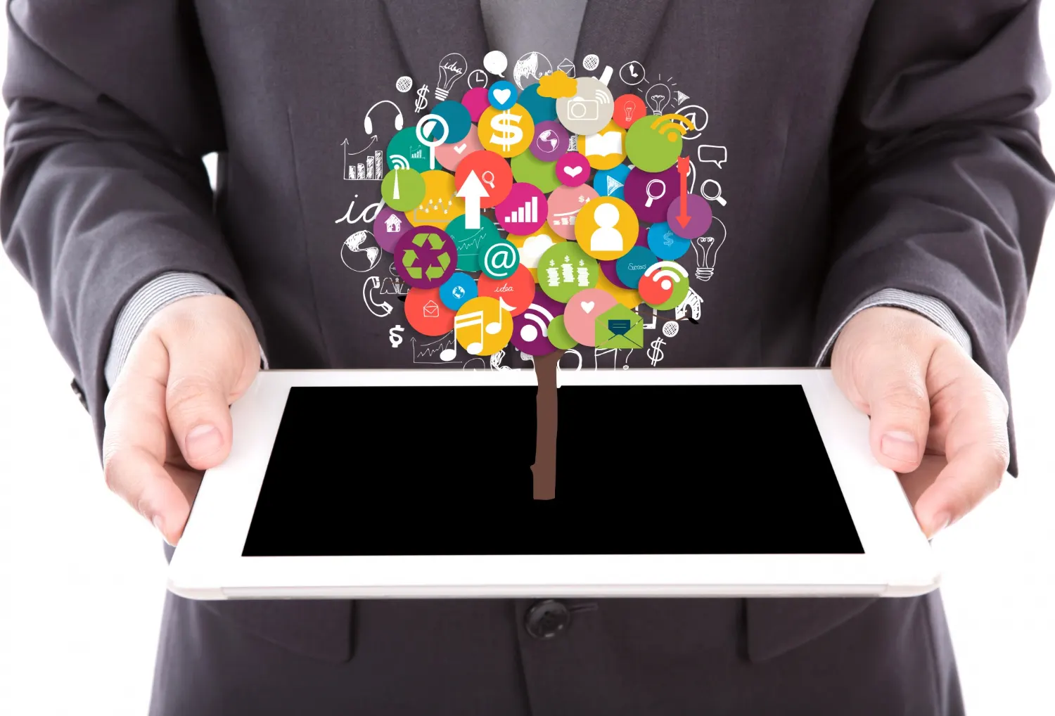 Pessoa segurando tablet com ilustrações de ícones digitais e marketing, como redes sociais, corações, gráficos e @, representando Inteligência Artificial no Marketing: Ferramentas que Podem Otimizar a Rotina