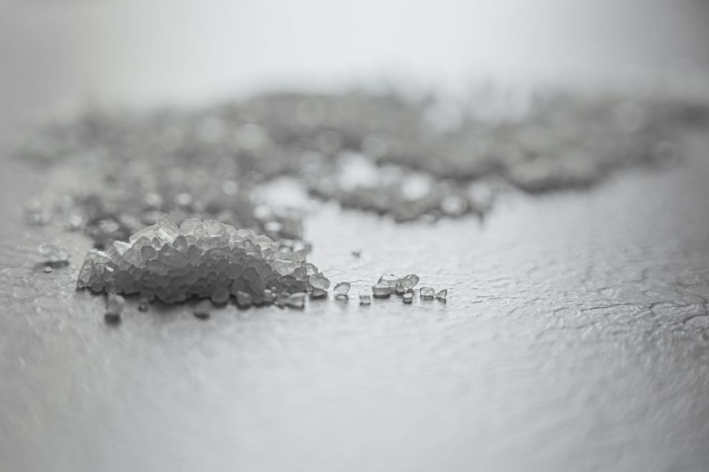 O que é a soda cáustica e por que é tão reativa