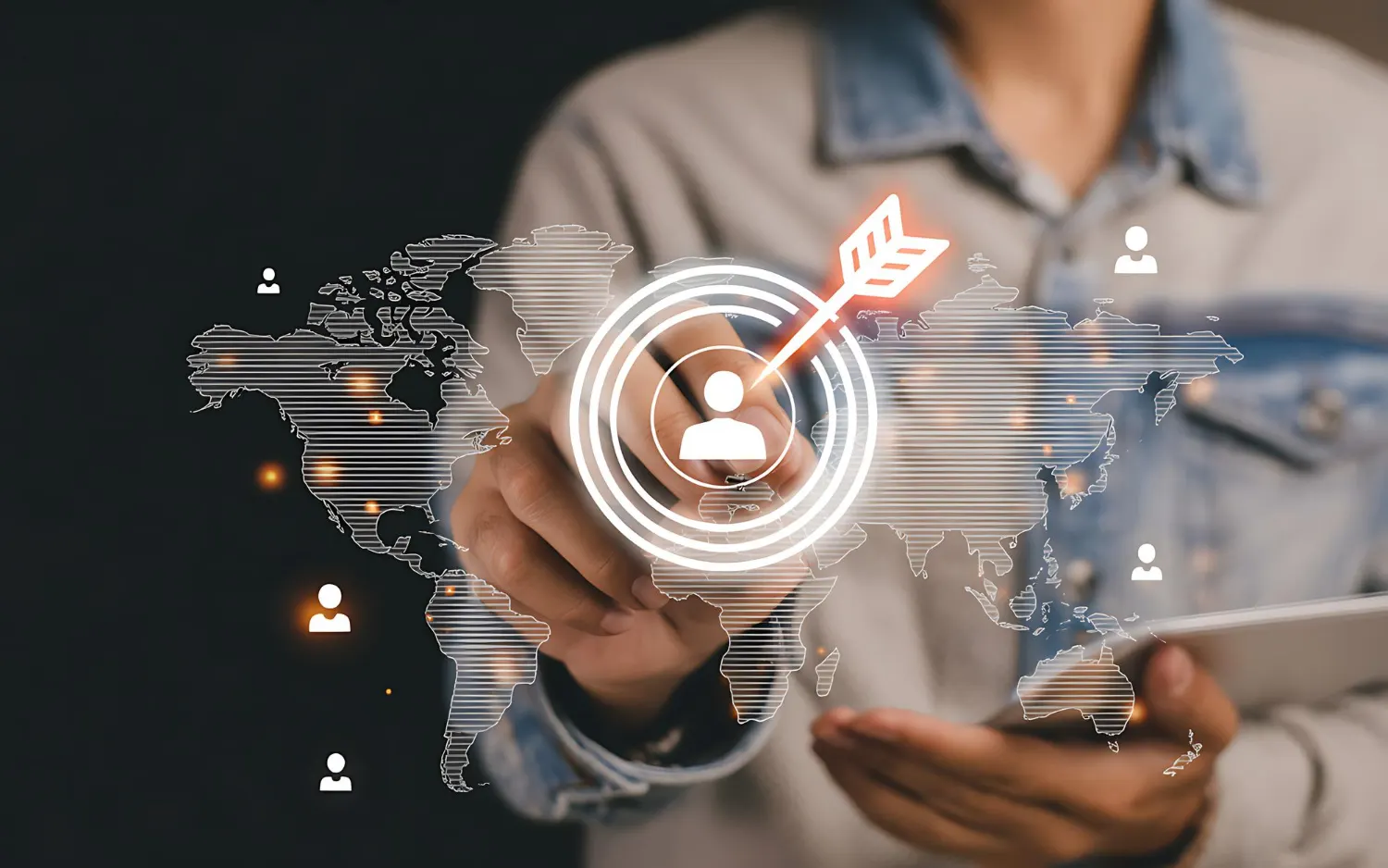 Como a Inteligência Artificial Está Mudando a Jornada de Busca do Consumidor: pessoa interagindo com um mapa mundial digital e ícones de usuários ao fundo, em uma interface de busca e dados