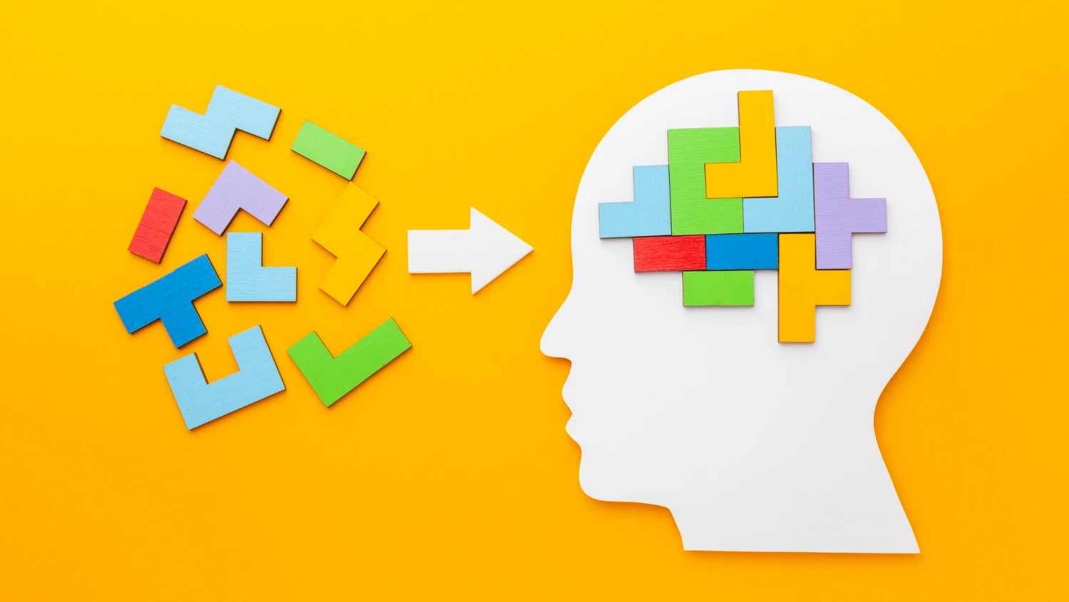 Dados de Comportamento: Como Entender o que o Consumidor Procura Antes da Compra: Cabeça em perfil com blocos coloridos dentro, simbolizando dados e decisões do consumidor antes da compra, com peças formando setas no fundo amarelo.