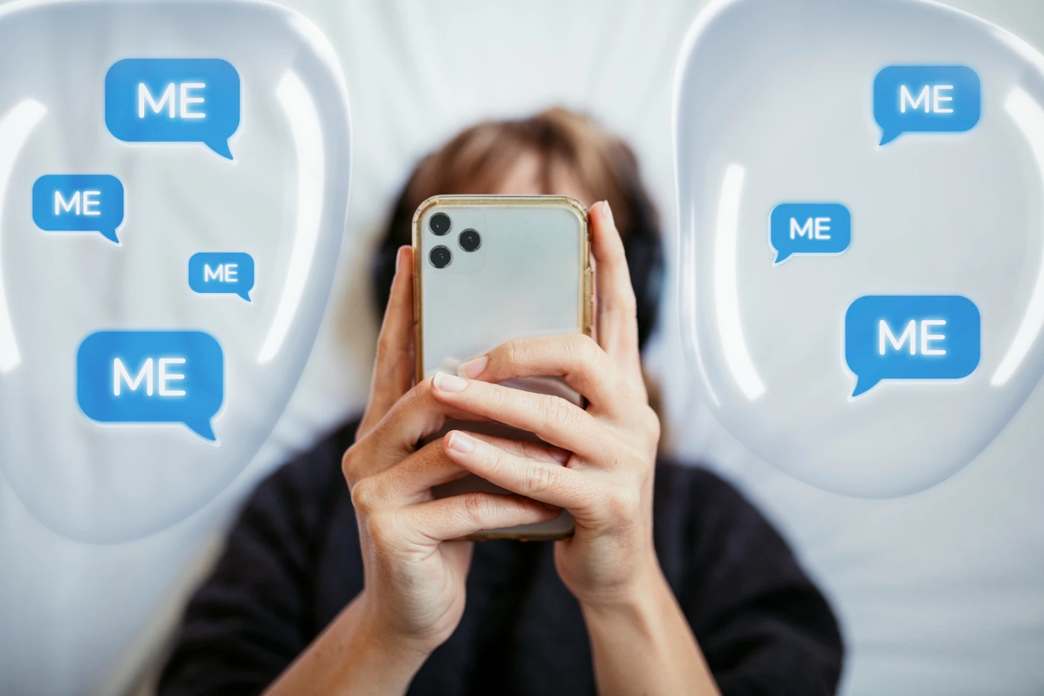 Social Search: Como Otimizar Conteúdos Para Ser Encontrado nas Redes Sociais Redes sociais passaram a funcionar como a: Pessoa usando smartphone em frente a grandes ícones de balões com a palavra “ME”, sugerindo interação e presença nas redes sociais. Social Search: Como Otimizar Conteúdos Para Ser Encontrado nas Redes Sociais